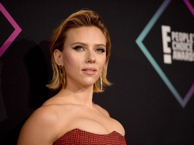 Gaya Seksi Scarlett Johansson di Peoples Choice Awards 2018