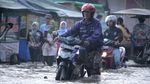 Aksi Nekat Warga Terobos Banjir di Bandung