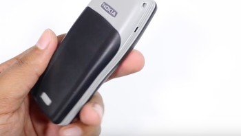 Penampakan bagian belakangnya yang bisa dibuka untuk memasukkan SIM card ataupun mengganti baterai jika rusak. Foto: YouTube