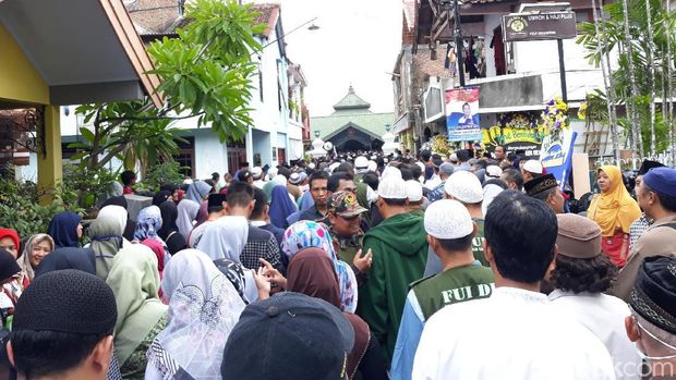 Ribuan Orang Iringi Pemakaman Ulama Yogya KH Sunardi Syahuri