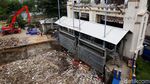 Intensitas Hujan Tinggi, Sampah Menumpuk di Pintu Air Manggarai