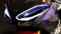 Kymco SuperNEX juga dilengkapi fitur-fitur modern seperti mode berkendara 4 level (Poised, Assertive, Bold, dan Extreme), dan fitur keamanan yang komplet, mulai dari traction control, wheelie control, dan sistem pengereman ABS (Anti-lock Braking System). Istimewa/Kymco.