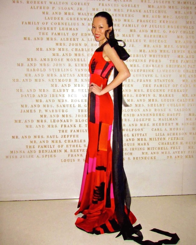 Pada 1994, Ling meraih juara kedua dalam ajang Asian Model Search. Desainer Zang Toi kemudian memilihnya untuk membawakan koleksi busananya yang akan ditampilkan di New York. Setelah dari sana, kariernya terus melesat. Foto: Instagram @ lingtan_