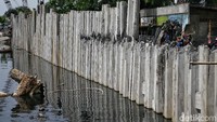 Begini penampakan tanggul turap yang dipasang di kali Sentiong, Kemayoran, Jakarta, Senin (12/11/2018).