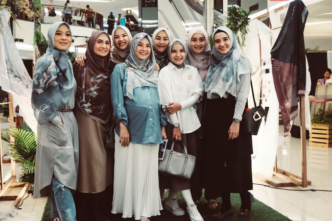 Para tamu undangan memiliki dress code ‘holiday’, yang juga menjadi tema koleksi terbaru scarf L by LCB. Zaskia Adya Mecca hingga Gigi Shahab pun memakai busana bertema tersebut dengan gaya khas produk L by LCB. Foto: Silmia Putri/Wolipop