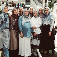 Para tamu undangan memiliki dress code ‘holiday’, yang juga menjadi tema koleksi terbaru scarf L by LCB. Zaskia Adya Mecca hingga Gigi Shahab pun memakai busana bertema tersebut dengan gaya khas produk L by LCB. Foto: Silmia Putri/Wolipop