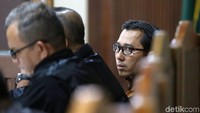 Eks pejabat Kemenkeu Yaya Purnama juga turut hadir menjalani sidang sebagai terdakwa.