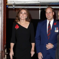 Masih dalam rangkaian acara yang sama, Kate tampil cantik dengan gaun hitam midi berkerah asimetris yang elegan. Gaunnya disempurnakan clutch dan heels berwarna serupa. Foto: Dok. Getty Images