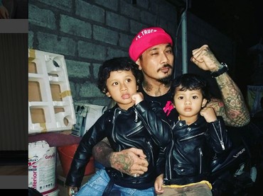 Kedekatan Drummer 'Superman Is Dead' Jerinx dengan Anak-Anak