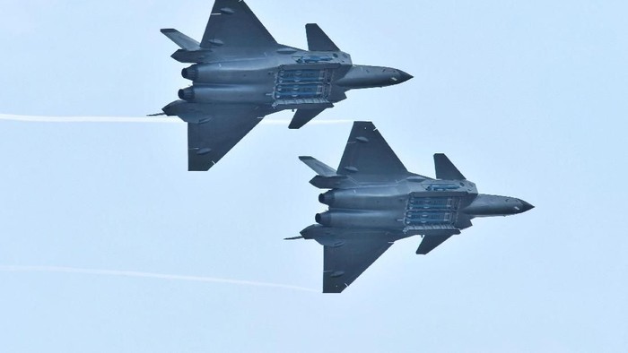 Chengdu J-20 stealth fighter jets of Chinese Peoples Liberation Army (PLA) Air Force perform with open weapon bays during the China International Aviation and Aerospace Exhibition, or Zhuhai Airshow, in Zhuhai, Guangdong province, China November 11, 2018. REUTERS/Stringer ATTENTION EDITORS - THIS IMAGE WAS PROVIDED BY A THIRD PARTY. CHINA OUT.