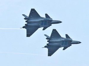 Pertama Kali, Jet Siluman J-20 Buatan China Pamerkan Rudal