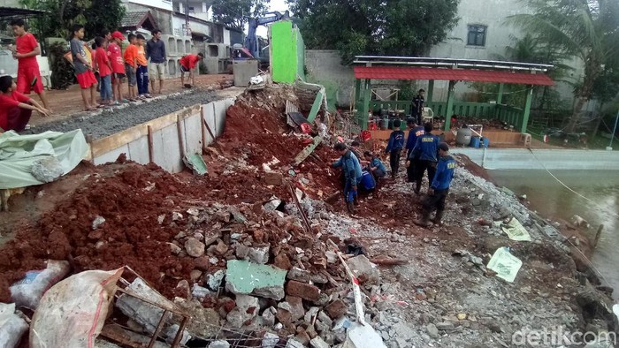 4 Orang Luka Akibat Longsor di Depok, Material Dibersihkan