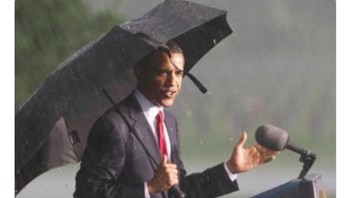 Barack Obama dahulu pun tak peduli dengan hujan dan tetap berpidato. Foto: istimewa