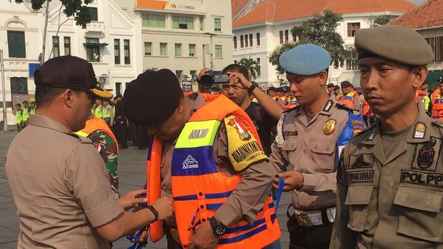 Foto: Apel kesiapan banjir Polres Jakbar. (Arief Ikhsanudin/deticom)