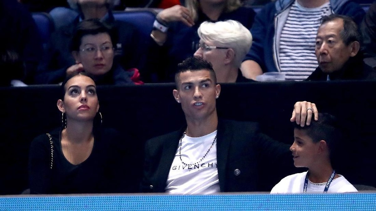 Cristiano Ronaldo dan Georgina Rodriguez telah bertunangan. (Foto: Julian Finney/Getty Images)