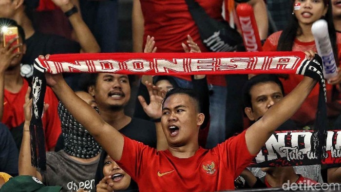 Timnas Indonesa bertanding melawan Timor Leste di SUGBK, Jakarta, Selasa (13/11/2018). Dukungan terus dilakukan oleh suporter setia timnas Indonesia.
