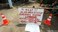Untuk sementara kendaraan roda empat tidak dapat melintas.