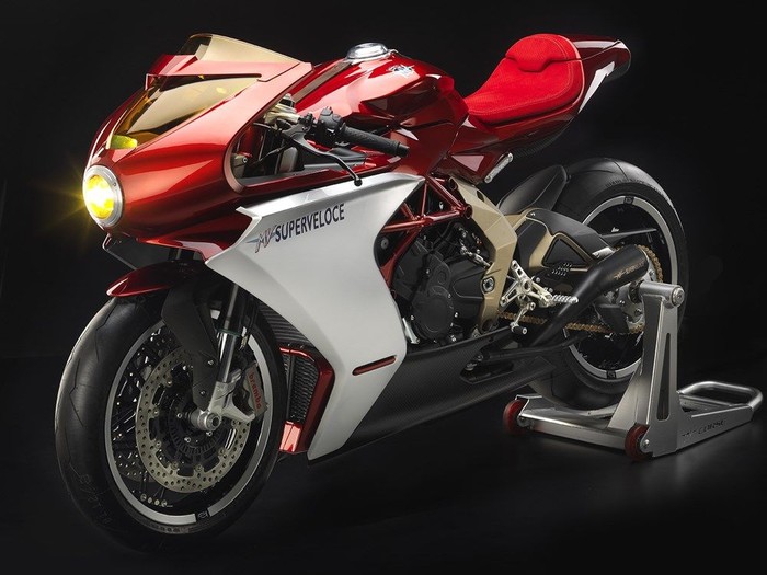 MV Agusta menyebut motor konsep ini sebagai Superveloce 800. Motor ini dibuat untuk membangkitkan memori orang kepada legenda Meccanica Verghera.