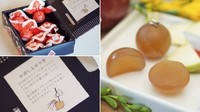 Goldfish Apple Yokan atau lebih dikenal dengan yokan merupakan permen jelly yang dibungkus secara tradisional sehingga mirip seperti ikan mas. Permen ini terbuat dari gula, agar dan pasta kacang merah. Biasanya yokan didinginkan dan dijadikan pendamping saat minum teh. Foto: NextShark