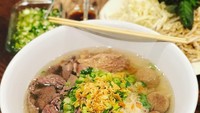 Pho yang ini menggunakan mie bihun, daging dan bakso. Meskipun sederhana tapi tetap menggoda selera ya. Foto : instagram @pliberda