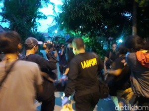 Puslabfor Bawa 8 Kantong dan 2 Tas dari TKP Pembunuhan Sekeluarga