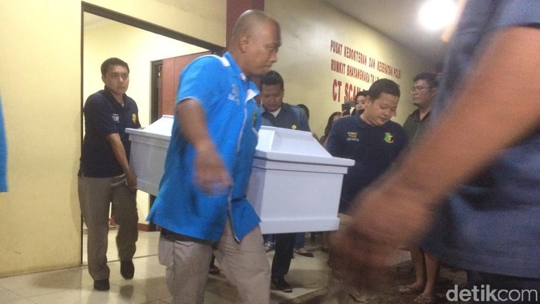 Tangis Kerabat Saat Korban Pembunuhan Bekasi Dibawa ke Gereja Tangis Kerabat Saat Korban Pembunuhan Bekasi Dibawa ke Gereja