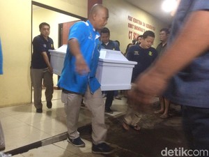 Tangis Kerabat Saat Korban Pembunuhan Bekasi Dibawa ke Gereja
