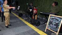 Anies menyapa musisi jalanan di kawasan Bundaran HI.