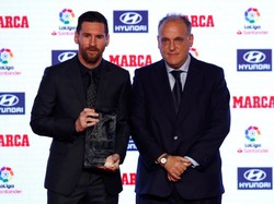 Lionel Messi berpose bersama Preisden La Liga, Javier Tebas. (Foto: Albert Gea/Reuters)