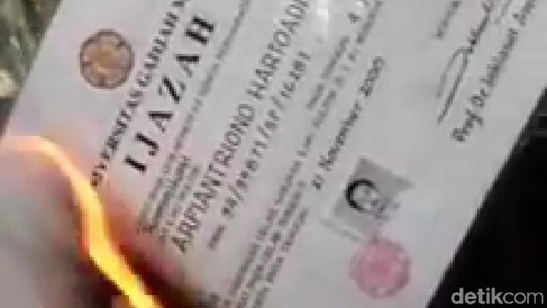 Lulusan UGM Bakar Ijazah dengan Alasan Ini Lulusan UGM Bakar Ijazah dengan Alasan Ini