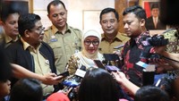 Anna memahami keputusannya ini mengecewakan sejumlah pihak. Tapi, dia menegaskan orang tuanya merupakan hal terpenting dalam hidupnya. Pertama ibu. Sosok ibu adalah segala-galanya. Dengan meninggalnya ibu, saya kayak hampa. Saya berpikir untuk apa hidup. Ditambah lagi Ayah sendiri, usianya juga sudah, hampir 90 tahun, sebut Anna. 