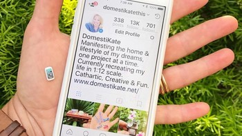 Perbandingannya dengan ponsel asli disebutnya 1:12. Lihat ketika miniatur iPhone 7 ini disandingkan dengan aslinya. Foto: Instagram/domestikatethis