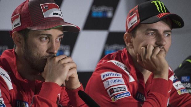 NORTHAMPTON, ENGLAND - AUGUST 25:  Andrea Dovizioso of Italy and Ducati Team and  Jorge Lorenzo of Spain and Ducati Team (R) look on during the press conference at the end of the qualfying practice during the MotoGp Of Great Britain - Qualifying at Silverstone Circuit on August 25, 2018 in Northampton, England.  (Photo by Mirco Lazzari gp/Getty Images)