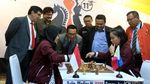 Melihat Aksi Menpora Duel Catur dengan GM Utut Adianto