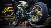 Supaya menunjang tampilan sangarnya, area kaki-kaki pun nggak ketinggalan di-upgrade. Ban depan pakai Micheline Pilot Power 3 ukuran 120/70/17. Sedang ban belakang disematkan ban Dunlop Racing KR133 Japan ukuran super besar, 195/65/17. Menopang kedua ban tersebut, ada pelek Enkei 6 inci dengan warna gold Marchesini.  Foto: Dok. Micko