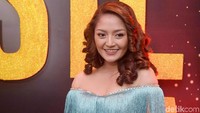 Sibad pun mendapatkan kejutan kecil dan doa agar semoga cepat menikah dengan kekasihnya itu. Pool/Noel/detikFoto.