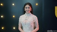 Ia tampil menawan dan anggun dengan dress putih. Pool/Noel/detikFoto.