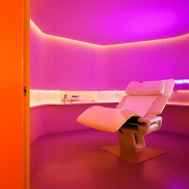 YeloYelo adalah sebuah tempat spa di Manhattan, New York, AS. Sebagai penyedia jasa yang membuat orang lebih relaks dan sehat, Yelo juga menghadirkan ruang tidur agar pekerja merasa demikian. Menariknya, kabin ini dilengkapi pengaturan aromaterapi dan suara yang mendukung bobo siang. Adapun YeloBeds yang didesain zero gravity. Foto: Yelo