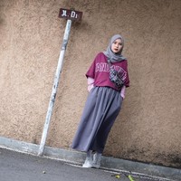Pemilihan T-shirt juga dilakukan Zaskia Adya Mecca. Bedanya, ia memadukan kaos panjang dan T-shirt. Tampilan kasual tapi tetap santun, cocok untuk hijabers masa kini. Foto: Instagram/ZaskyaAdyaMecca