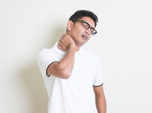 Leher Tegang Berhari-hari karena Salah Bantal, Gimana Mengatasinya Dok?