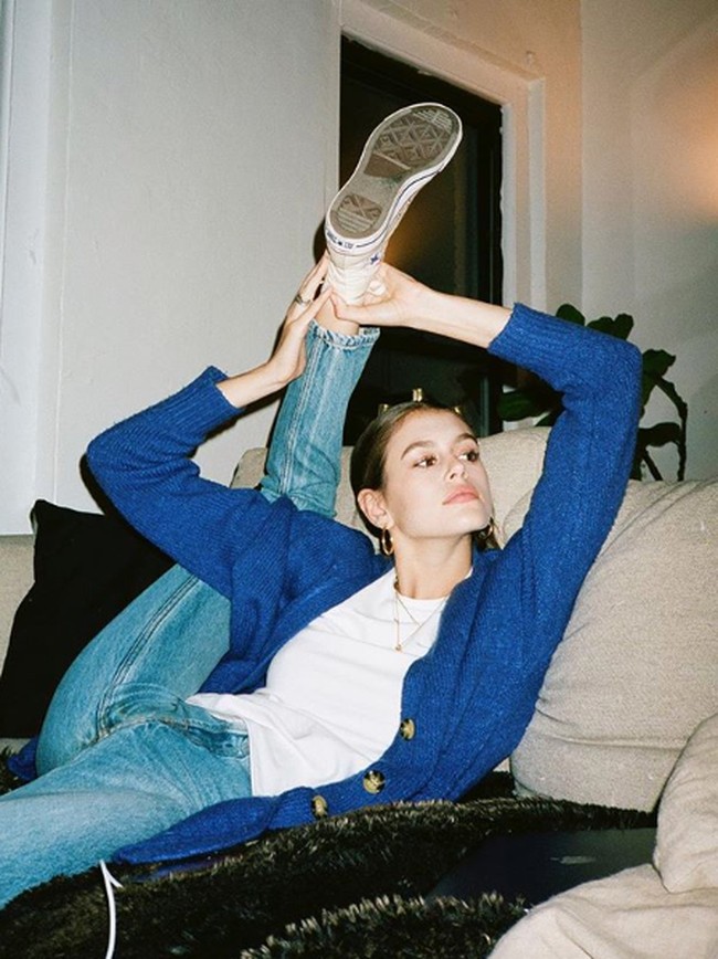 Kaia Gerber punya tubuh yang sangat lentur sehingga bisa berpose menarik kakinya sampai ke atas.  Foto: Instagram