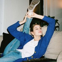 Kaia Gerber punya tubuh yang sangat lentur sehingga bisa berpose menarik kakinya sampai ke atas.  Foto: Instagram