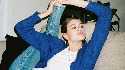 7 Artis Pose Angkat Kaki ke Atas yang Jadi Tren di Instagram