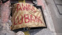 Anyaman bambu tersebut bertuliskan awas lubang