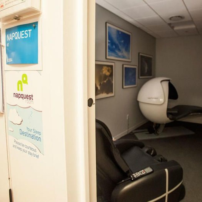 The Huffington PostMengejar berita sering membuat para pakerja media kelelahan. Perusahaan Huffington Post pun menghadirkan ruang tidur canggih seperti Google agar pegawai bisa tetap produktif. Dinamakan Napquest, ruang itu pun memiliki indikator cahaya untuk menginformasikan apakah ada orang di dalam ruang dan berapa lama orang tersebut akan menggunakan Nap Pods itu.  Foto: The Huffington Post