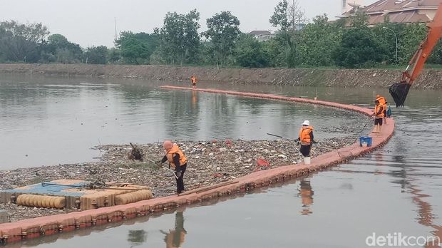 Waspada Banjir, Petugas Badan Air Siaga 24 Jam di Kali Cagak Jakut