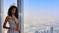 Dalam kunjungannya ke Dubai, Monalysa juga menyempatkan diri ke Burj Khalifa. (monalysaalcantara/Instagram)