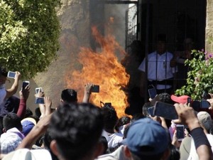 2 Pria Meksiko Dibakar Hidup-hidup karena Desas-desus di WhatsApp
