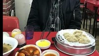 Makan malam Kang Daniel lengkap banget nih! Nampak ada dumpling dan tteokbokki di hadapannya. Foto: Instagram kangdaniel_101