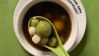 Berdiri sejak 1986, Ronde Jahe Gardujati di Bandung tidak pernah kehilanggan pelanggan setia. Selain menyajikan wedang ronde, di sini bisa cicip wedang tahu yang lembut, hangat, dengan rasa jahe yang kuat. Foto: iStock/Instagram
